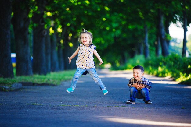 Retrato de niño y niña en un parque