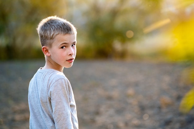 Retrato de un niño niño al aire libre en un cálido día soleado de verano.