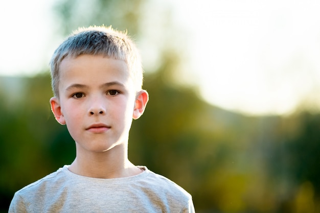 Retrato de un niño niño al aire libre en un cálido día soleado de verano.