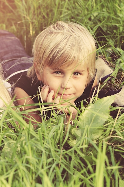 Retrato, de, niño, niño, en, pasto verde, aire libre