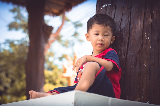 Foto retrato de un niño niño triste.