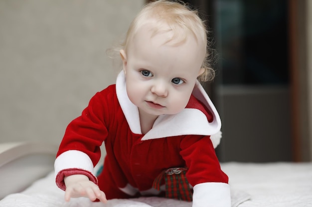 Retrato de un niño con ojos azules en un traje rojo