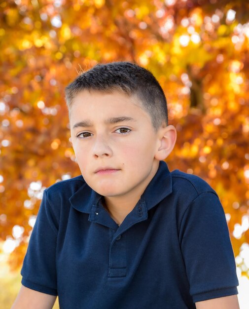 Foto retrato de un niño en el parque durante el otoño