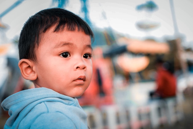 Retrato de niño en el parque.