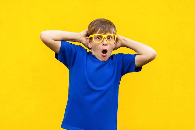 Foto retrato de niño pecoso con cara de sorpresa