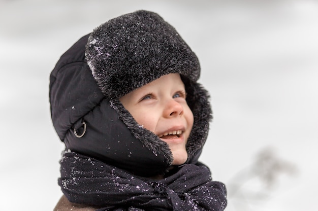 Retrato de un niño pequeño en un bosque de invierno