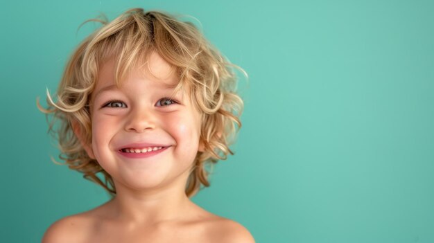 Retrato de un niño pequeño con el cabello rubio con una sonrisa en su rostro resaltado