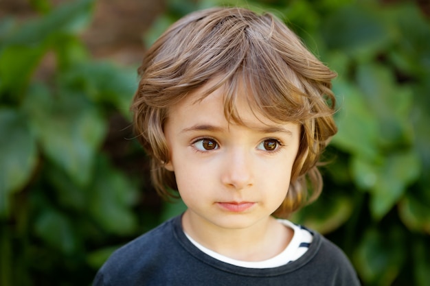 Retrato de un niño pequeño en el campo