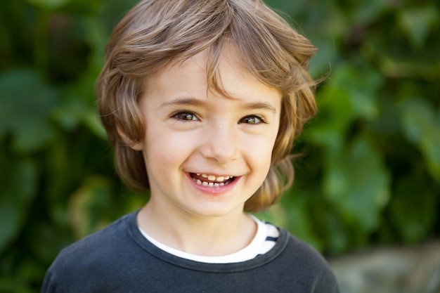 Retrato de un niño pequeño en el campo