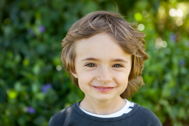 Foto retrato de un niño pequeño en el campo