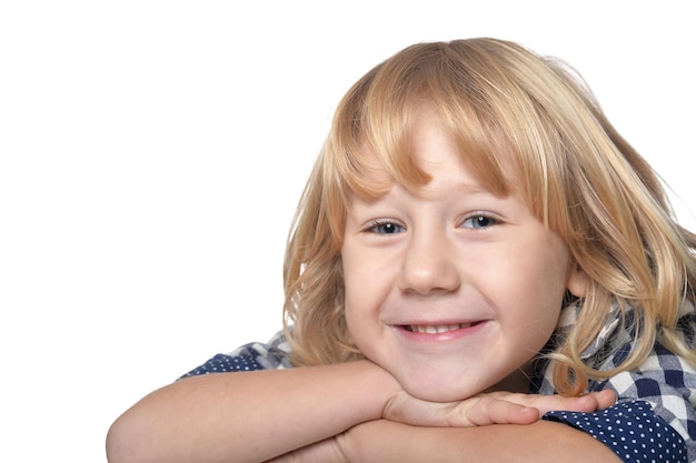 Retrato, de, un, niño pequeño, cicatrizarse, contra, blanco