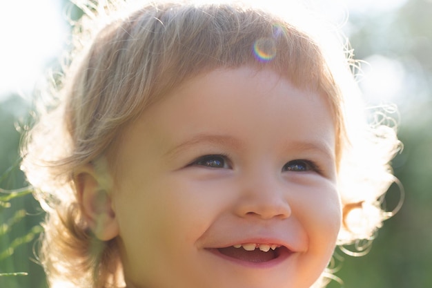 Retrato de niño pequeño concepto de niños cara recortada closeup cabeza disparar niños retrato outdoo