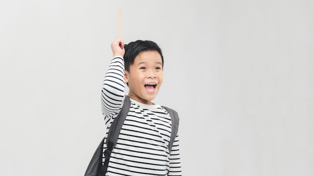 Retrato de niño pequeño con el dedo apuntando hacia arriba El niño pequeño tiene una idea