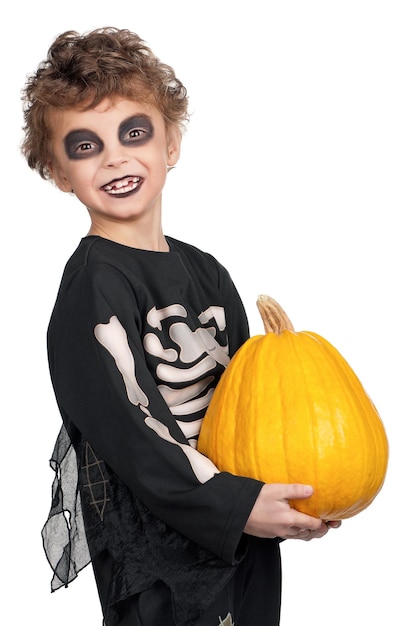 Foto retrato de un niño pequeño con un disfraz de halloween con una calabaza sobre un fondo blanco