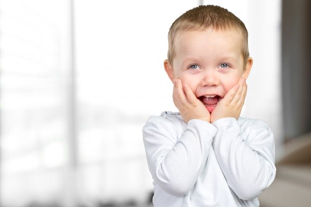 Retrato de niño pequeño divertido