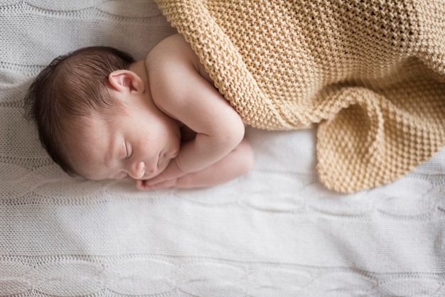 Foto retrato de niño pequeño durmiendo