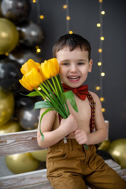 retrato, de, un, niño pequeño, con, flores