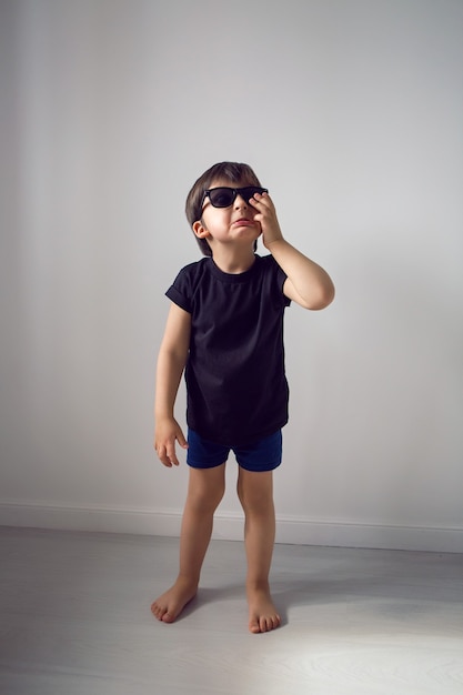 retrato, niño pequeño, con, gafas de sol