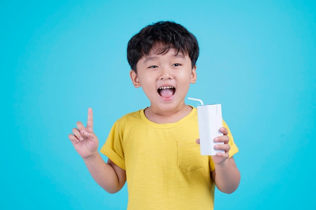 Retrato de niño pequeño guapo asiático aislado sobre fondo azul.