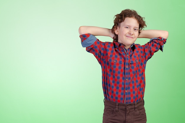 Retrato de niño pequeño con las manos dobladas