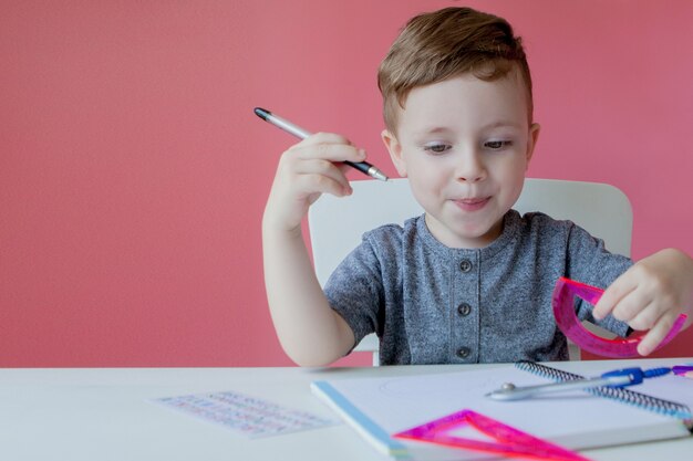 Retrato de un niño pequeño con notebook