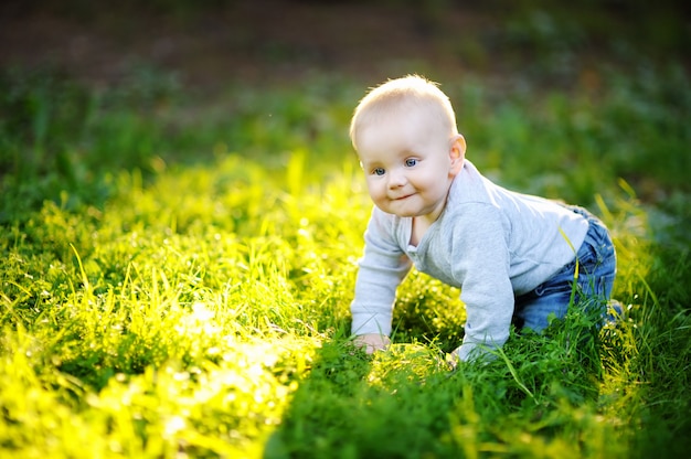 Foto retrato de niño pequeño en el parque soleado