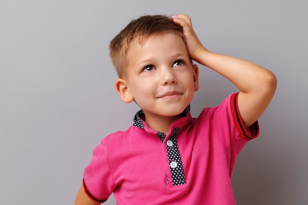 Foto retrato de niño pequeño de pensamiento