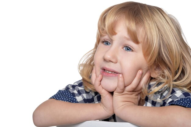 retrato, de, niño pequeño, posar, blanco, plano de fondo