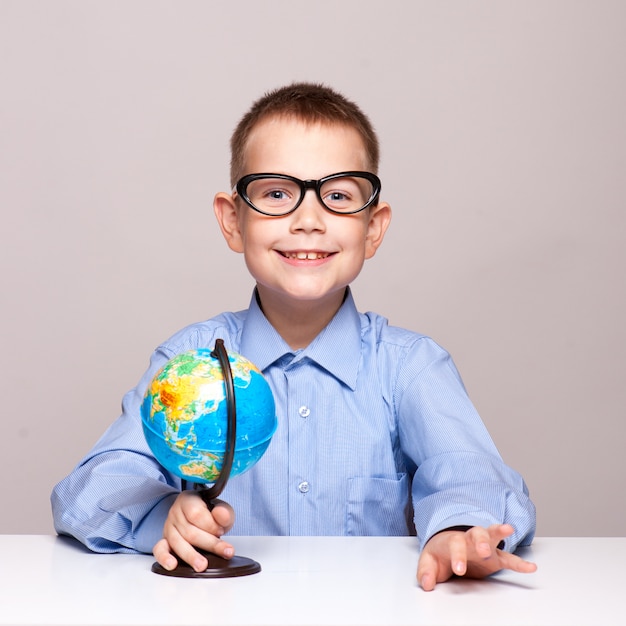 Retrato de un niño pequeño que sostiene un globo. Concepto de viaje