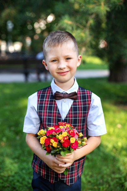 retrato, niño pequeño, con, ramo de flores