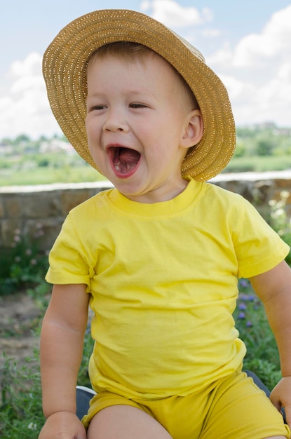 Retrato de niño pequeño regocijándose en el verano en la naturaleza La emoción de la alegría