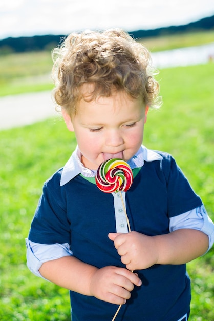 retrato, de, un, niño pequeño, tenencia, un, coloreado, chupete