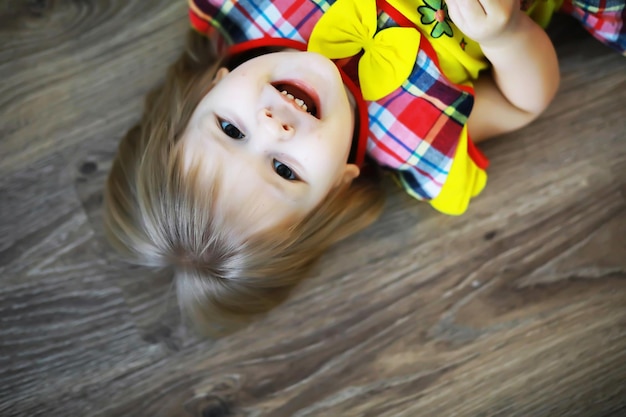 Retrato de un niño pequeño tirado en el suelo en una habitación decorada con globos. Concepto de infancia feliz.