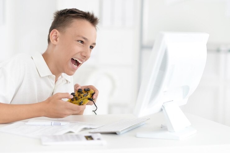 Foto retrato de un niño pequeño usando una computadora portátil