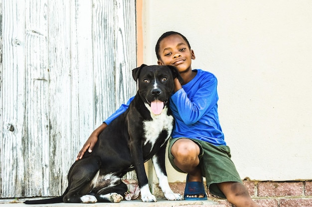 Retrato de un niño con un perro