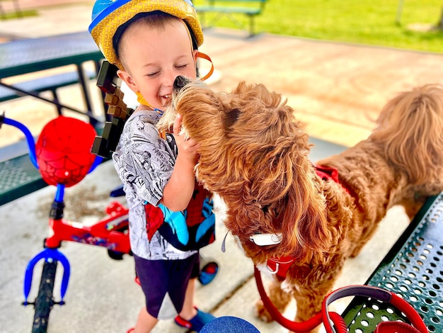 Foto retrato de un niño con un perro