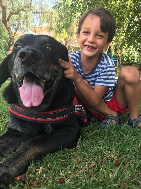 Retrato de un niño con un perro