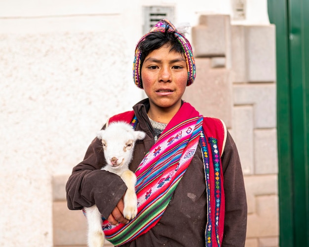 Retrato de un niño peruano vestido con un colorido traje tradicional cusqueño hecho a mano. b andina