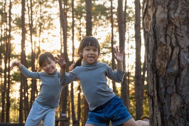 Foto retrato de un niño de pie en el bosque