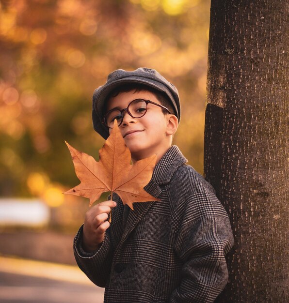 Foto retrato de un niño de pie en la calle