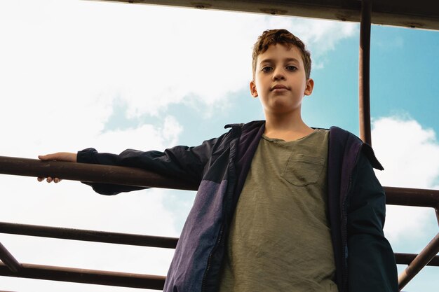 Foto retrato de un niño de pie contra el cielo