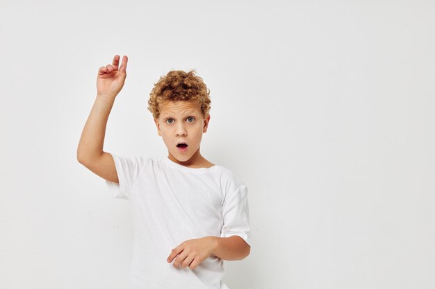 Retrato de un niño de pie contra un fondo blanco