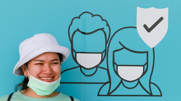 Foto retrato de un niño de pie contra una pared azul