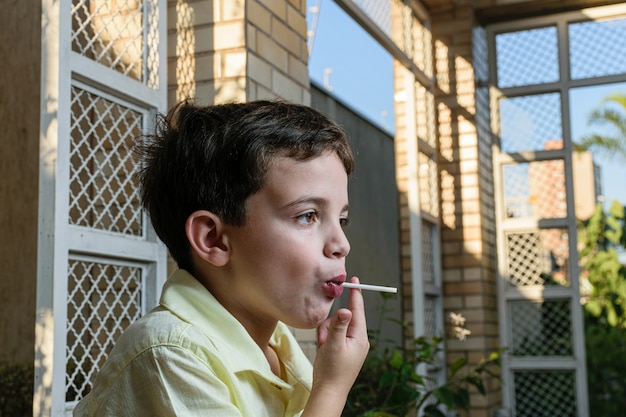 Retrato de un niño con una piruleta