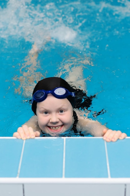 Foto retrato de un niño en una piscina