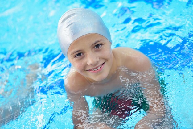 retrato de un niño en una piscina