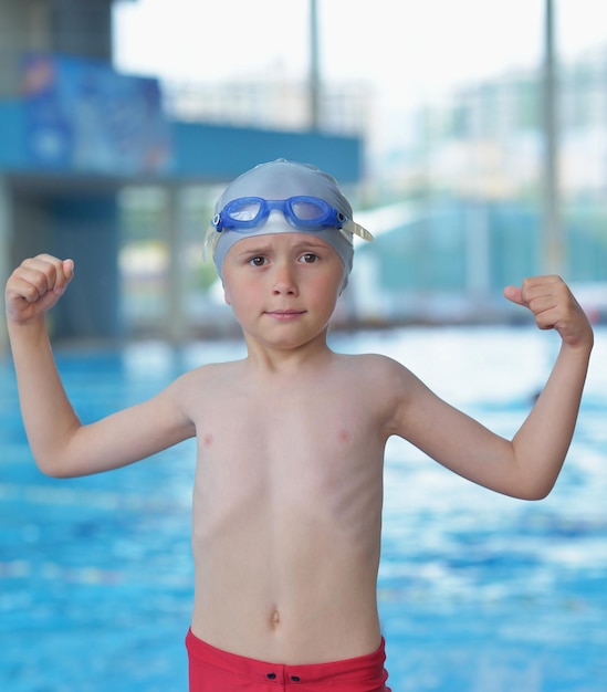 Foto retrato de un niño en una piscina