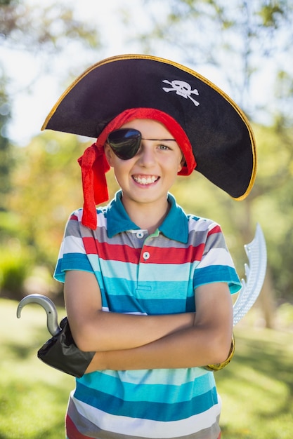 Retrato de niño pretendiendo ser un pirata en el parque