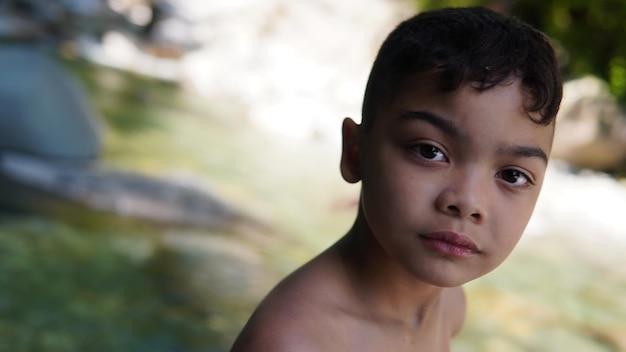 Foto retrato de un niño en primer plano