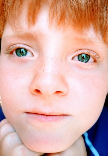 Foto retrato de un niño en primer plano